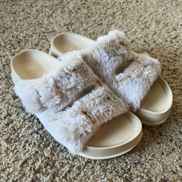 Fuzzy Cream Sandals - Picture 1 of 4